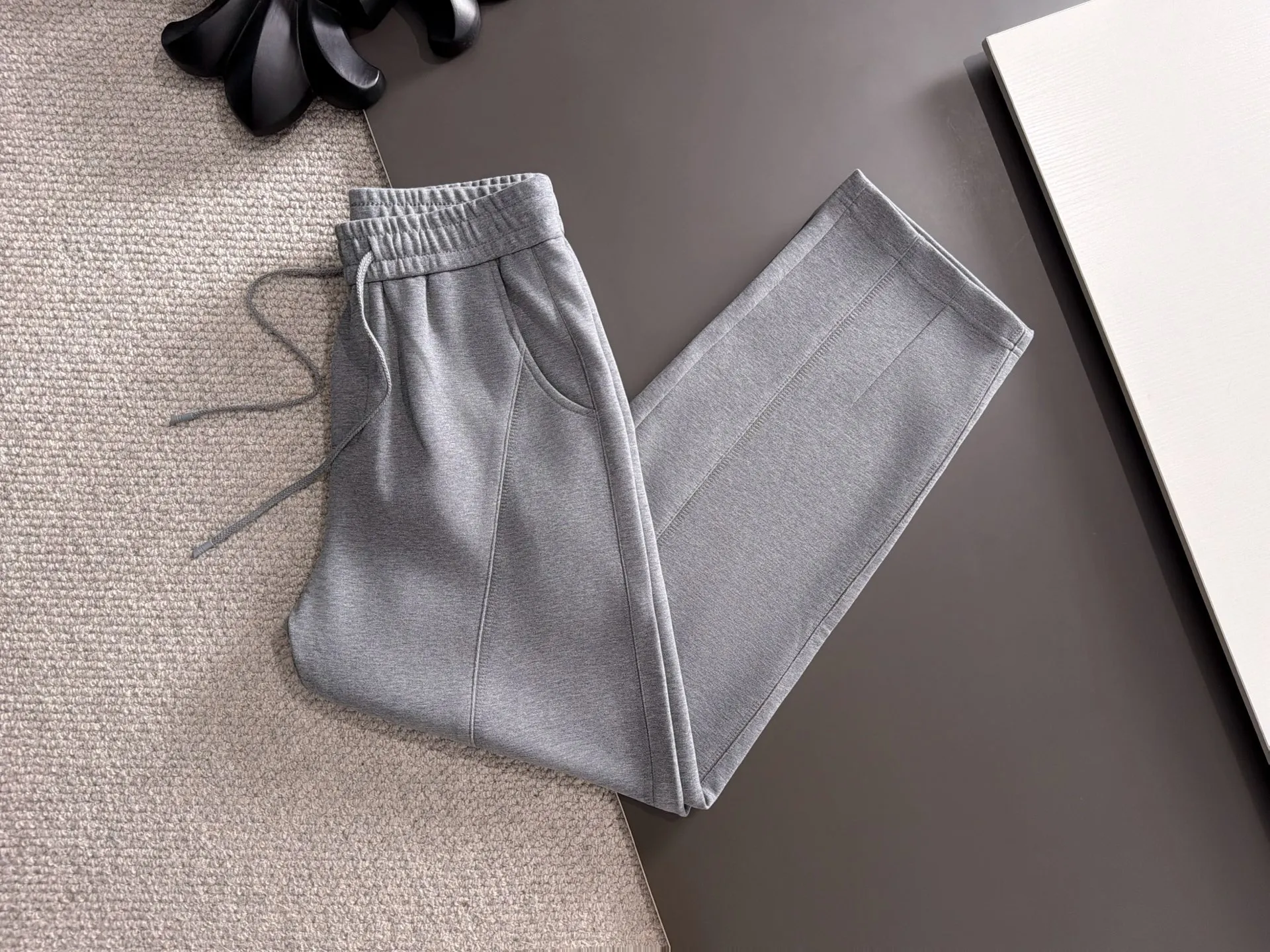 Next day shipment LP high quality Loro Piana 26ss autumn and winter new high-quality trousers Compare real-life details at will A perfect choice for autumn and winter. A must-have item. Sizes: M to 3XL (please state your height and weight when placing an order)